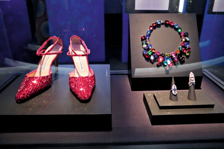 ●張國榮於《跨越97》演唱會時所穿的高跟鞋和梅艷芳的水晶頸鏈、藍寶石戒指、鑽石指甲套。