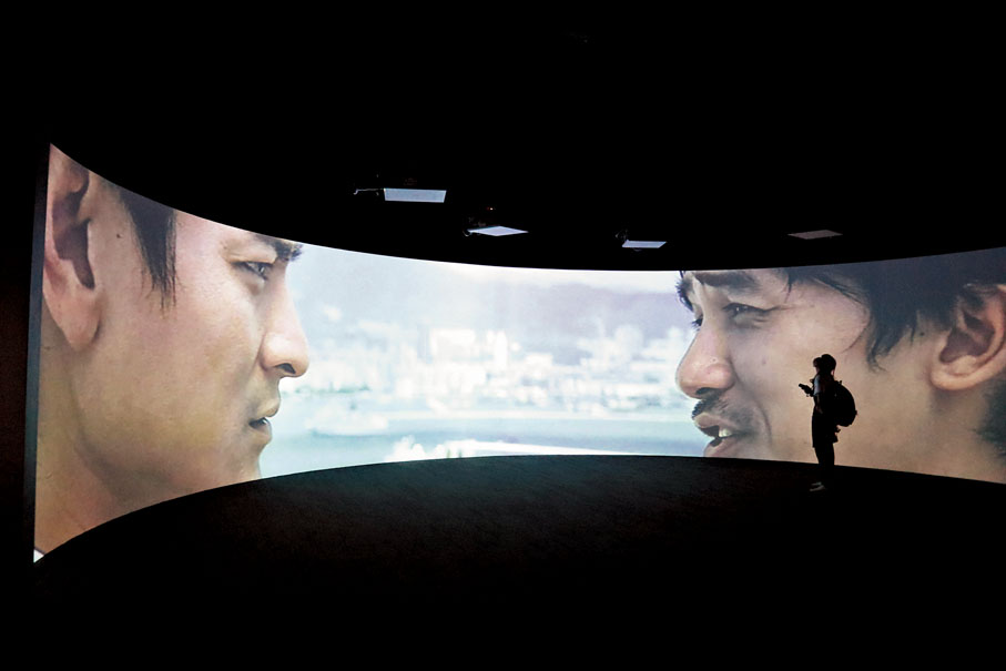 ●半圓的大熒幕播放各個年代的經典電影片段。