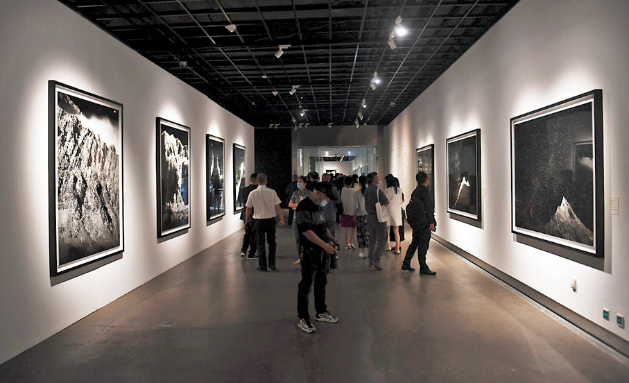 ●文化周展覽之一《景觀·山悟》王達軍攝影藝術展的作品吸引參觀者欣賞。