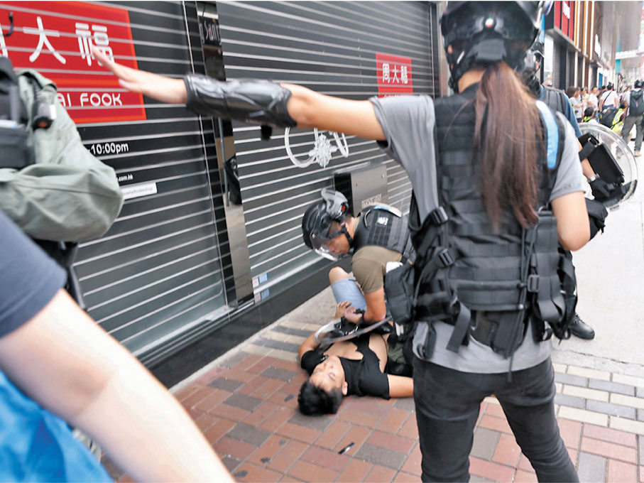 ●當日在旺角彌敦道企圖搶警槍及拳毆警員的黑衣暴徒事後被其他警員制服地上。 資料圖片