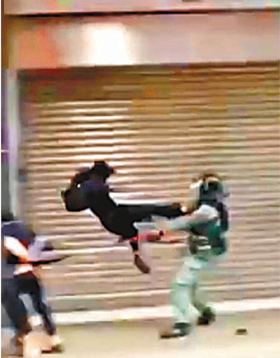 ●當日一名黑衣暴徒「飛腳」踢向一名落單的防暴警員。 網上截圖