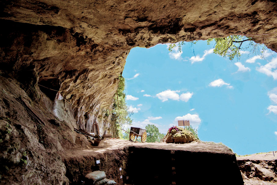 ●招果洞距平地30米左右，洞外藍天白雲，視線開闊，平地有麻線河穿過，可謂水草風貌，為古人類提供了理想的居所。