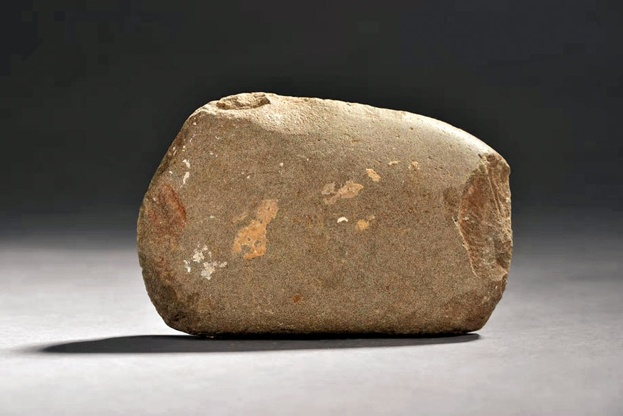 ●通體磨光石器。貴州招果洞發掘出土的這件石器，係中國目前發現的最早的通體磨光石器。