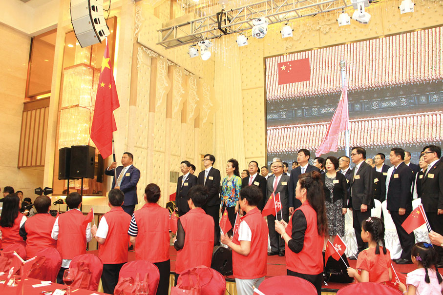 ● 在今年清遠社團總會賀國慶活動上，黃偉業手持國旗帶領嘉賓進場。