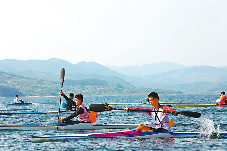 ●小隊員們在丹東水上訓練基地進行賽艇訓練。受訪者供圖