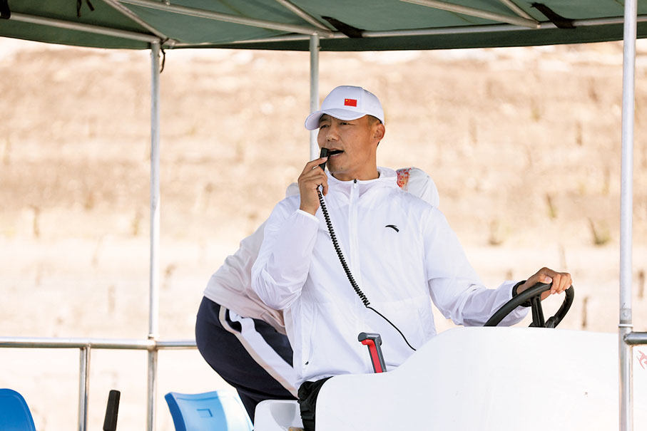 ●作為主教練，徐雲波全年無休陪伴小隊員訓練。圖為他在教練艇上指導水上訓練。受訪者供圖