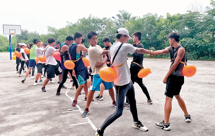 ●清晨訓練前，運動員進行拉伸等熱身運動。香港文匯報記者于珈琳 攝