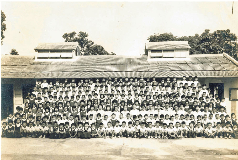●60年代唐人新村惠群學校,筆者當時幼稚園低班,蹲在前排右二。 作者供圖