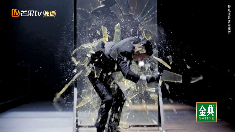 ●張晉以肉身撞破玻璃。