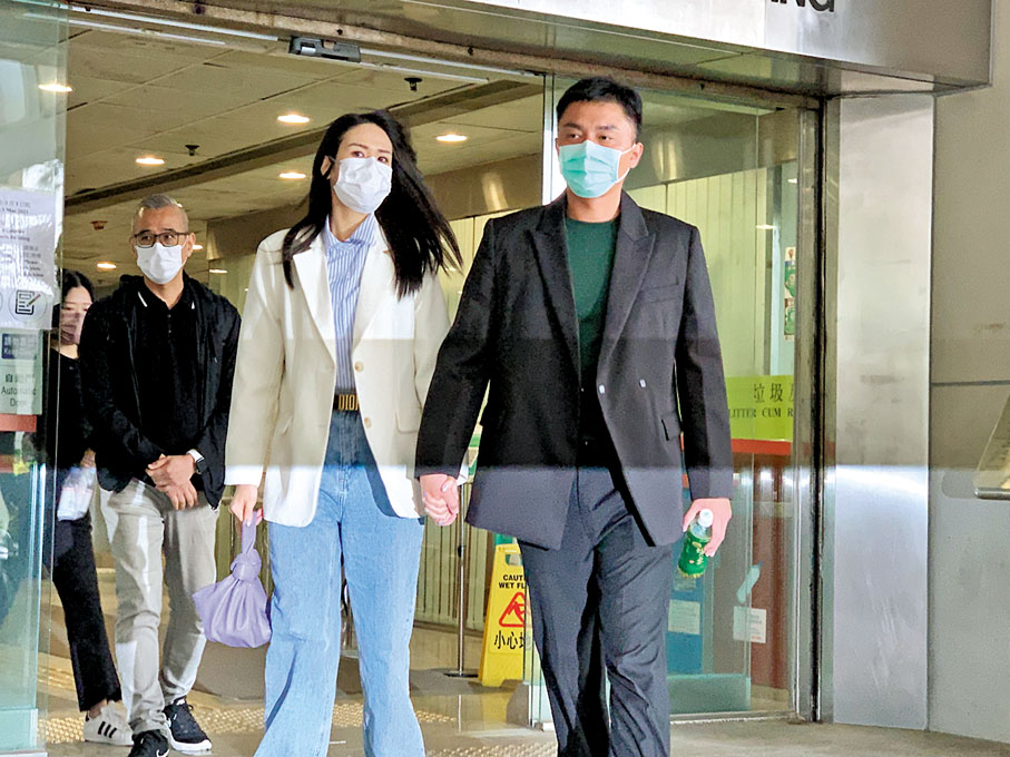 ● 一臉疲態的楊明與莊思明十指緊扣離開法庭。
