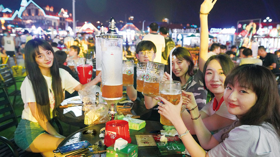 ●青島國際啤酒節上大家歡聚暢飲。