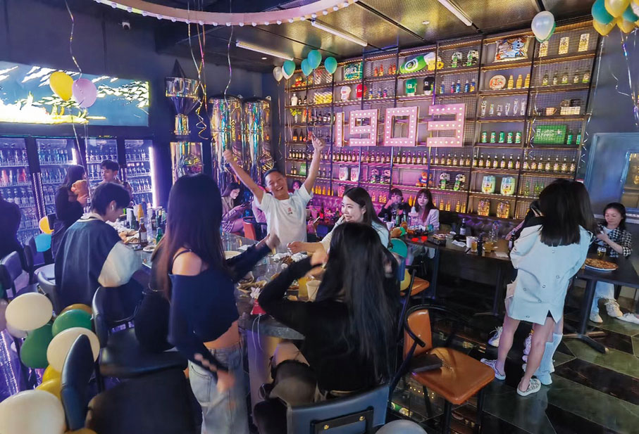 ●青島啤酒通過營造多元化、有魅力的消費場景，提升年輕群體消費體驗。