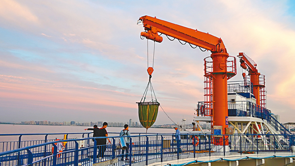 ● 遊客在休閒型海洋牧場「耕海1號」平台上垂釣。受訪者供圖