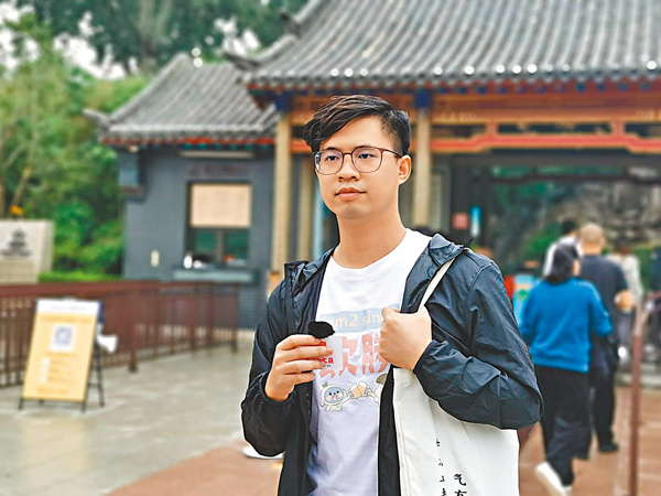 ●周澤眾說，自己喜歡濟南的悠閒和愜意。圖為周澤眾在趵突泉景區門口。香港文匯報記者殷江宏  攝