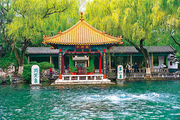 ●由於地下水位攀升,趵突泉重現「趵突騰空」勝景。香港文匯報記者胡臥龍 攝