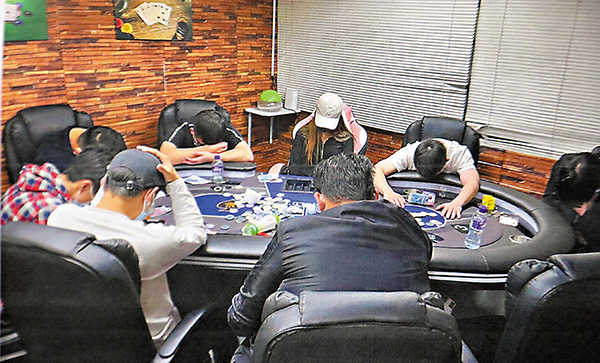 ●警方搗破9個以賭場式經營及由真人派牌的非法賭檔，共拘捕137人。香港文匯報記者  攝