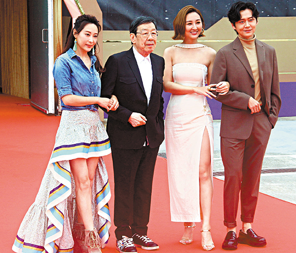 ●右起：張振朗、高海寧、 胡楓和楊卓娜一起走紅毯。