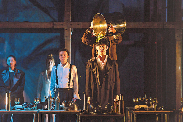 ●《紅與黑》中的「孟式飯桌」。