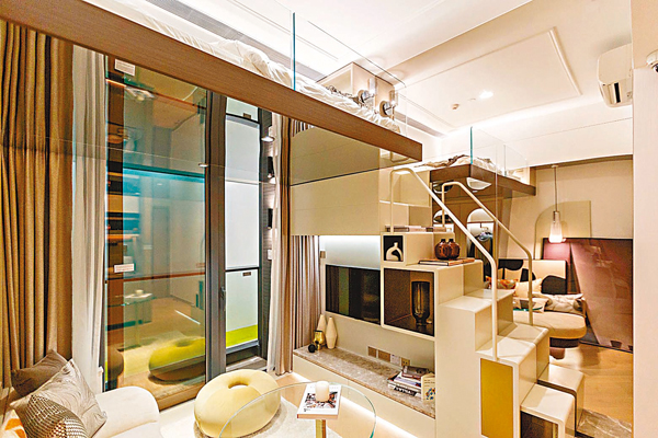 ●海茵莊園217方呎開放式無改動示範單位 ，約3.5米高樓層引入「垂直空間」概念，設有閣樓作為寢區，以及增加收納空間。