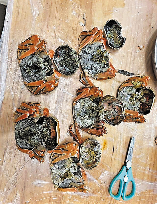 ●煮熟後的網購蟹黑膏黑肉。