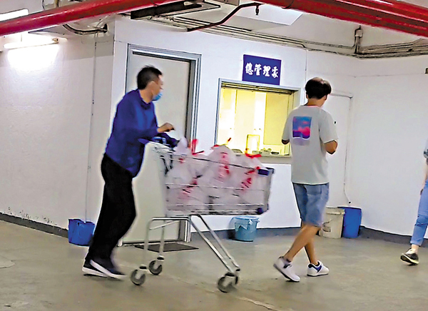 ●記者到荃灣一個工業大廈取網購大閘蟹，見職員推着載滿大閘蟹的手推車往來送貨。 香港文匯報記者  攝