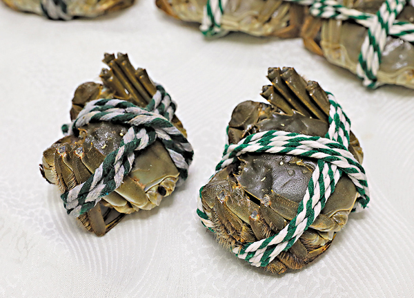 ●網購「6両蟹」( 左 ) 比足秤蟹明顯細小。 香港文匯報記者  攝