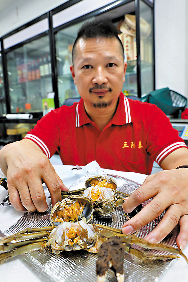 ●翁先生懷疑，記者在網上買到的是走私大閘蟹。 香港文匯報記者  攝
