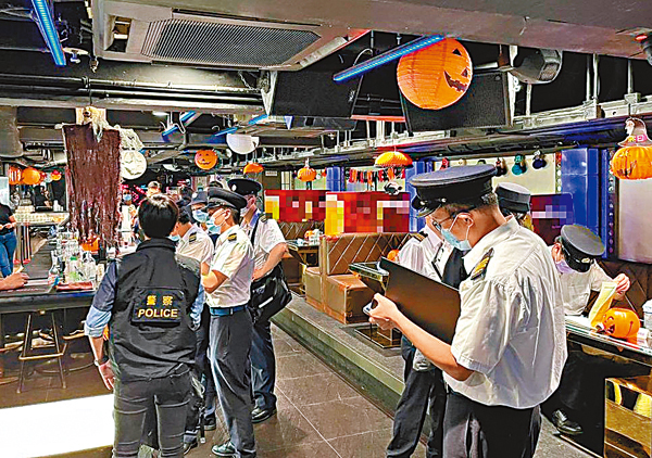 ●警方聯同食環署人員前晚巡查中區蘭桂坊一帶多間食肆及酒吧。警方圖片