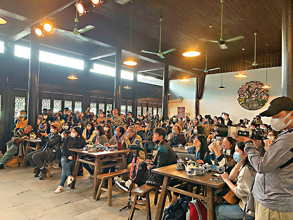 ● 烏鎮戲劇節期間，觀看戲劇演出的觀眾蜂擁而至。香港文匯報記者俞晝  攝