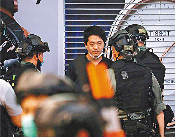 ●許智峯涉嫌勾結外國勢力危害國家安全及洗黑錢，被香港警方國安處通緝。圖為許智峯去年在銅鑼灣被捕。 資料圖片