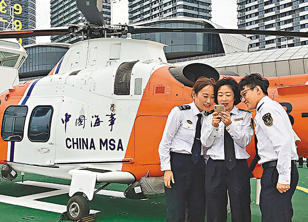 ●「海巡09」輪交船入列，工作人員在拍照紀念。 香港文匯報記者盧靜怡 攝