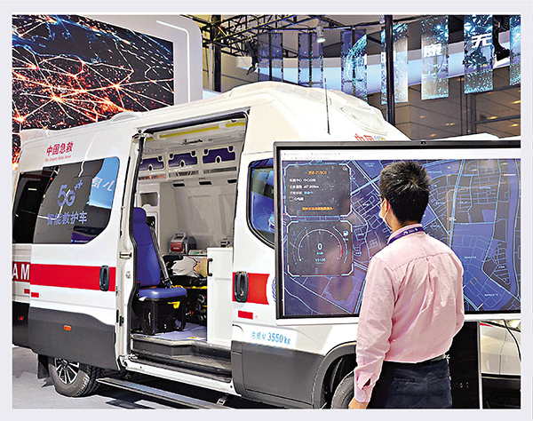 ●5G智能救護車通過連接指揮中心，可實現遠程會診及交通優化。 香港文匯報記者賀鵬飛 攝