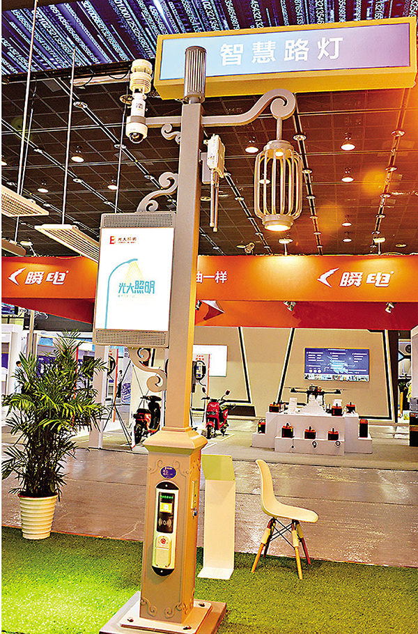 ●集智能照明、安防監控、環境監測等功能於一體的智慧路燈。 香港文匯報記者賀鵬飛 攝