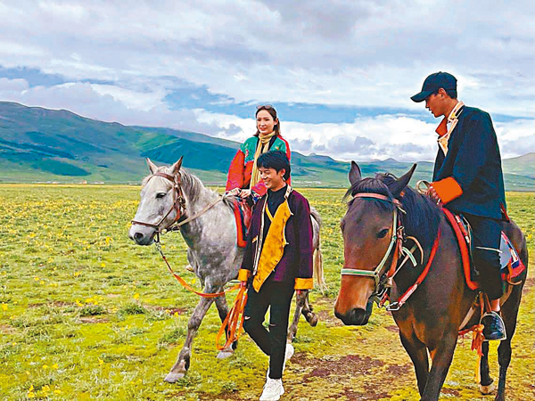 ●丁真帶陳貝兒騎馬在草原上奔馳。