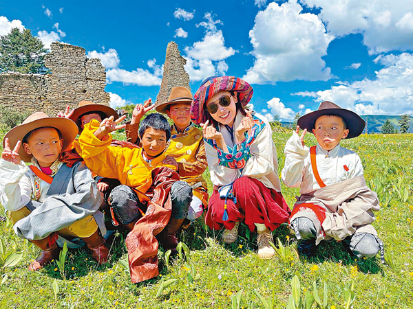 ● 親和力十足的貝兒很快就跟當地小朋友打成一片。