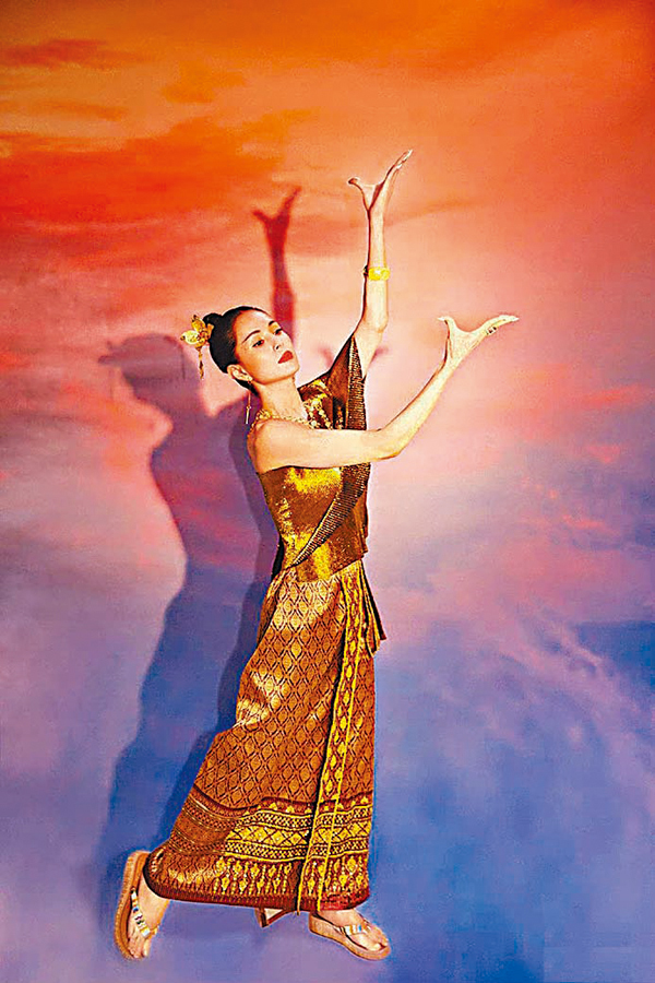 ● 李若彤的金色傣族服貴氣十足。