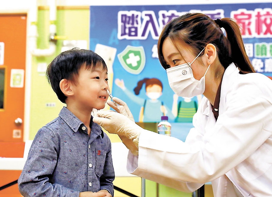 ●現場示範接種噴鼻式流感疫苗。 香港文匯報記者  攝
