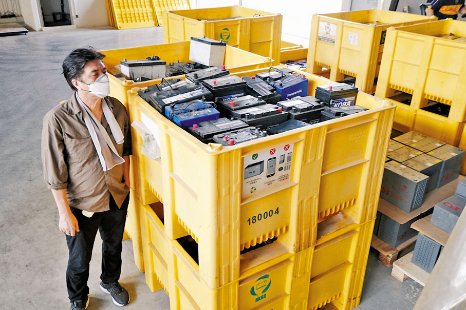 ●龐傑介紹廠房處理廢鉛酸電池的流程。香港文匯報記者 攝