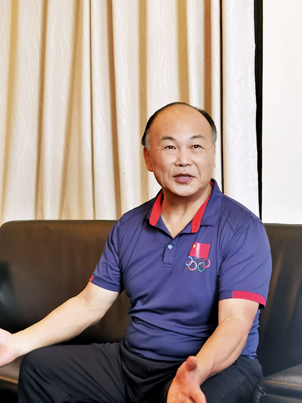 ●國家男子舉重隊原總教練陳文斌細說馬江舉重基地的歷史。 香港文匯報記者何德花 攝