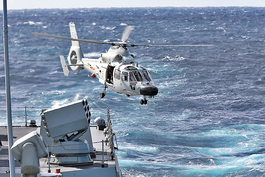 ● 當地時間10月23日，中方艦載直升機從南昌艦上起飛。 新華社