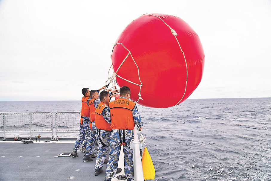 ●當地時間10月19日，中方艦艇官兵在演練中投放漂浮靶標。 新華社