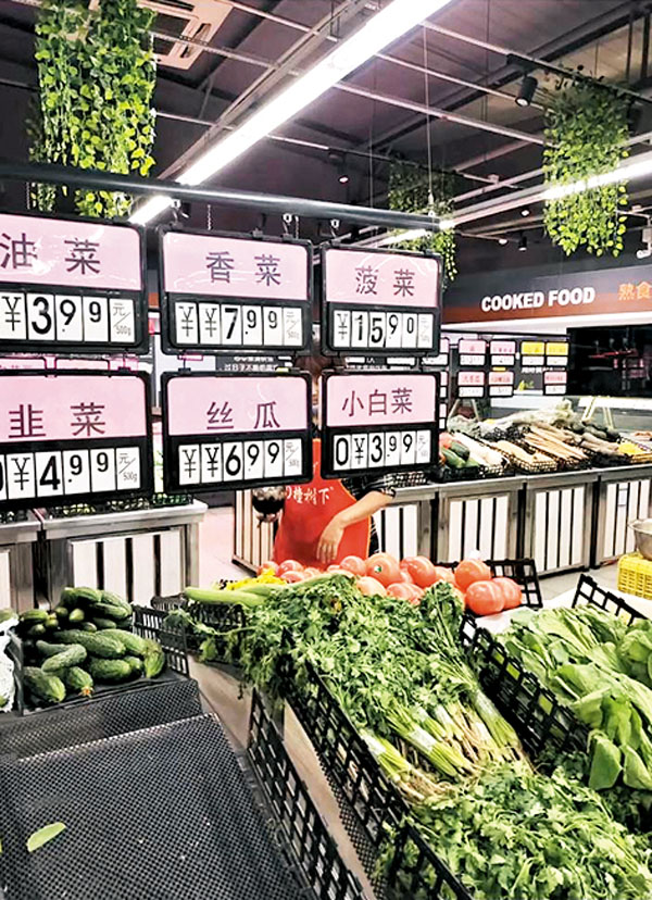 ●多地菜價飆升。圖為網友展示超市菜價，稱菠菜價格已升至一斤15.9元。網上圖片