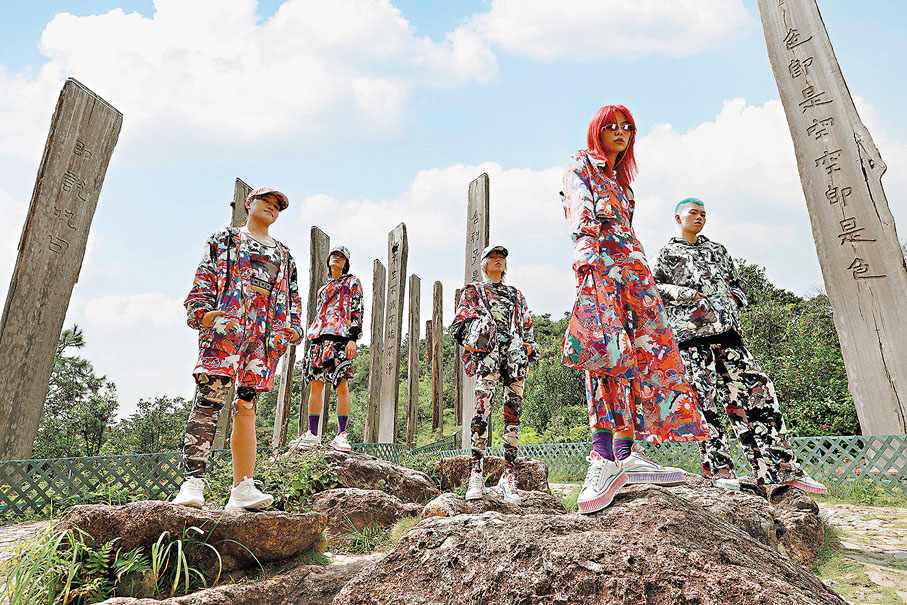 ●在心經簡林上，VIVIENNE TAM品牌首個線上時裝騷「City Camouflaged城市縮影」，宣揚多元共融愛地球。