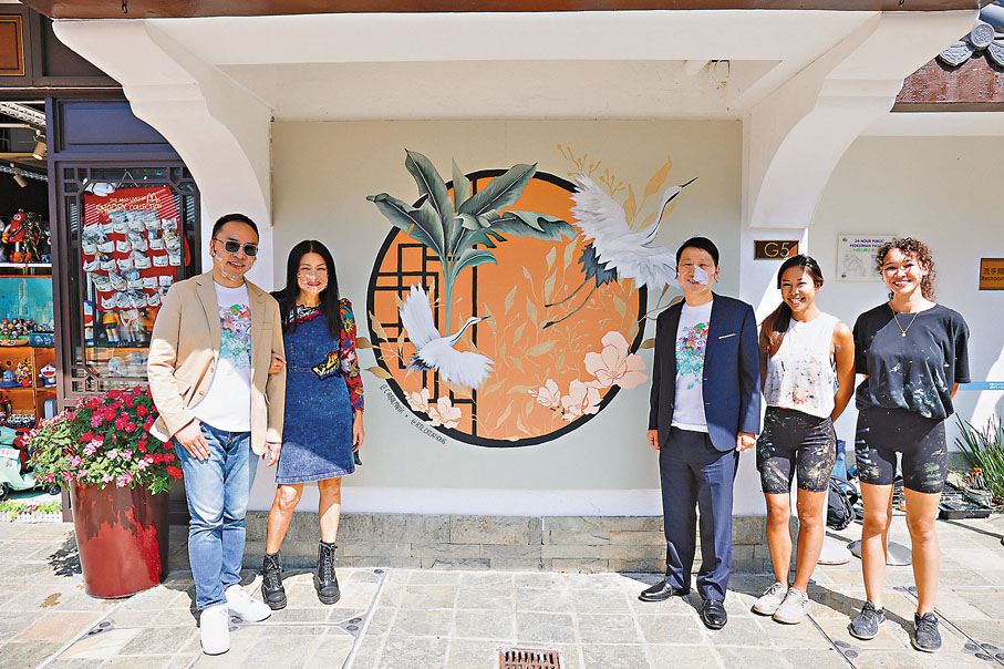 ●嘉賓在本地藝術打卡牆前合照。