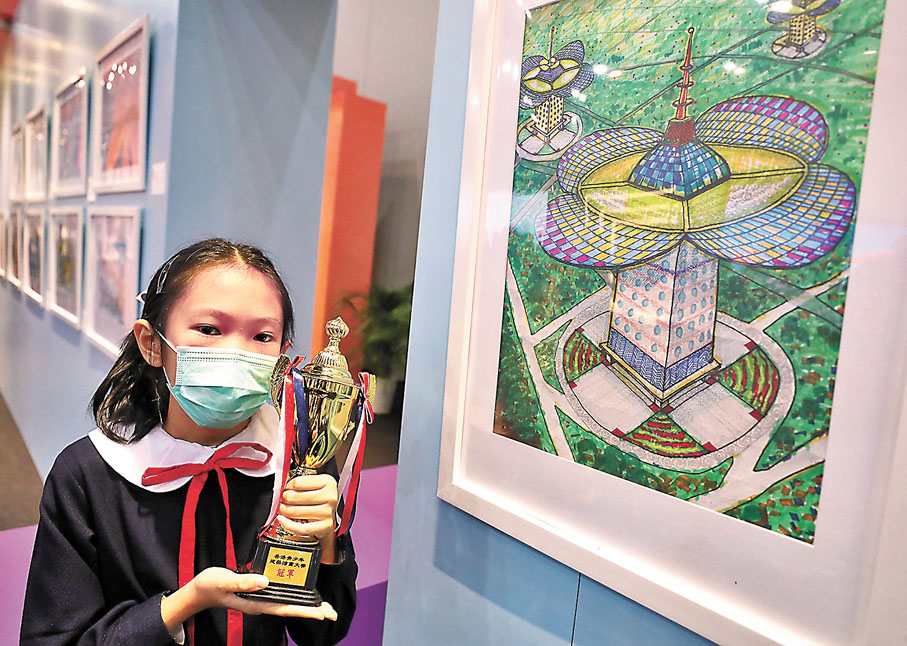●馮子昊《仿生態環保節能建築》獲得西畫小學組別冠軍。香港文匯報記者  攝