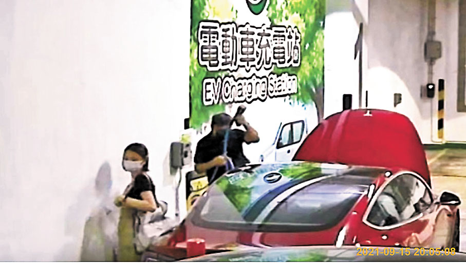 ● 9月中一個晚上，周小龍與女下屬Yuki到停車場取車離開時，女方似乎很警惕，四處觀察。 香港文匯報記者 攝