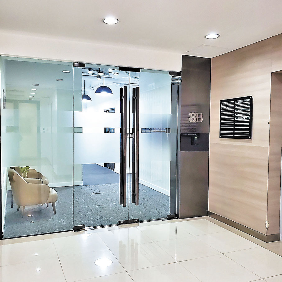 ●周小龍和Yuki昨日未有在長沙灣一座工廈內的總部現身。 香港文匯報記者 攝