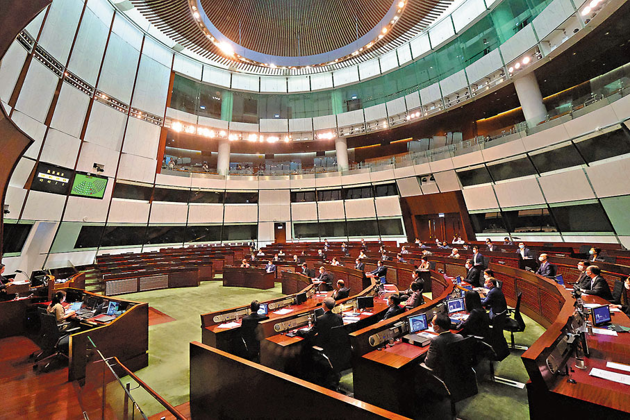 ●完善香港特區選舉制度後，2021年立法會換屆選舉即將舉行，為落實「愛國者治港」揭開新篇章。圖為立法會今年5月三讀通過《完善選舉制度》條例。 資料圖片