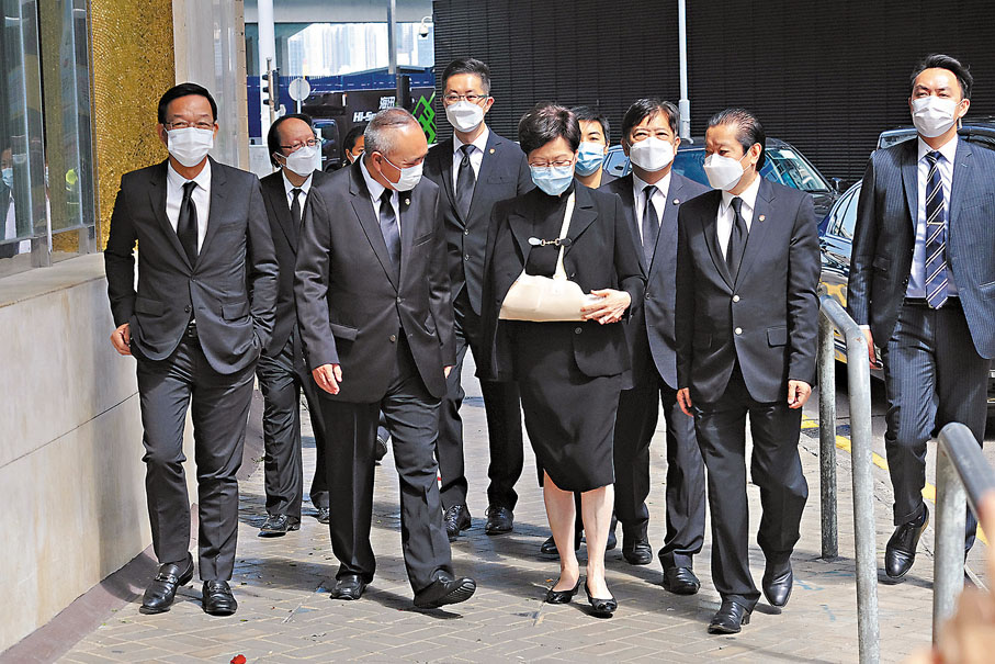 ●特首林鄭月娥昨日出席張人龍的大殮儀式。 香港文匯報記者  攝