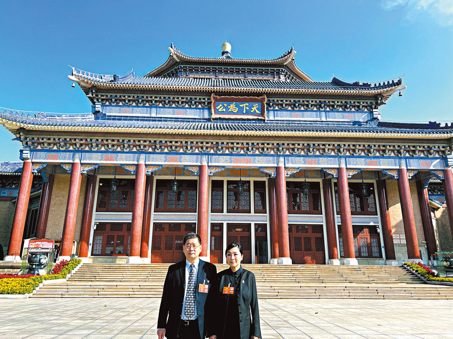 ●孫中山曾外孫王志紘與孫中山曾侄孫女孫雅麗（右）在廣州中山紀念堂。 資料圖片